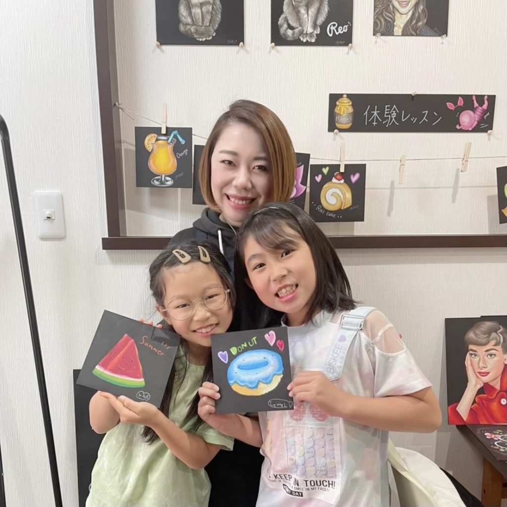 2人の子供と女性1人