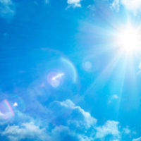 空と雲の隙間からのぞく太陽