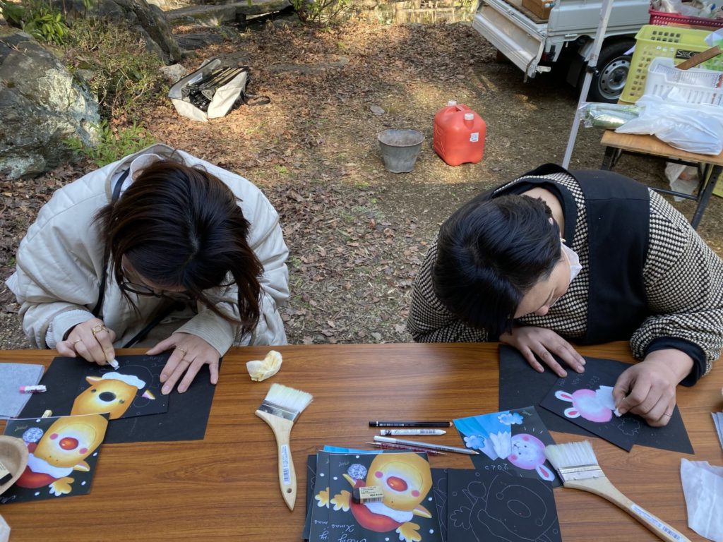 絵を描く2人の女性