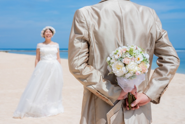 海辺の新郎新婦