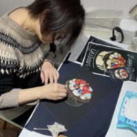 チョコレートケーキの絵を描く女性