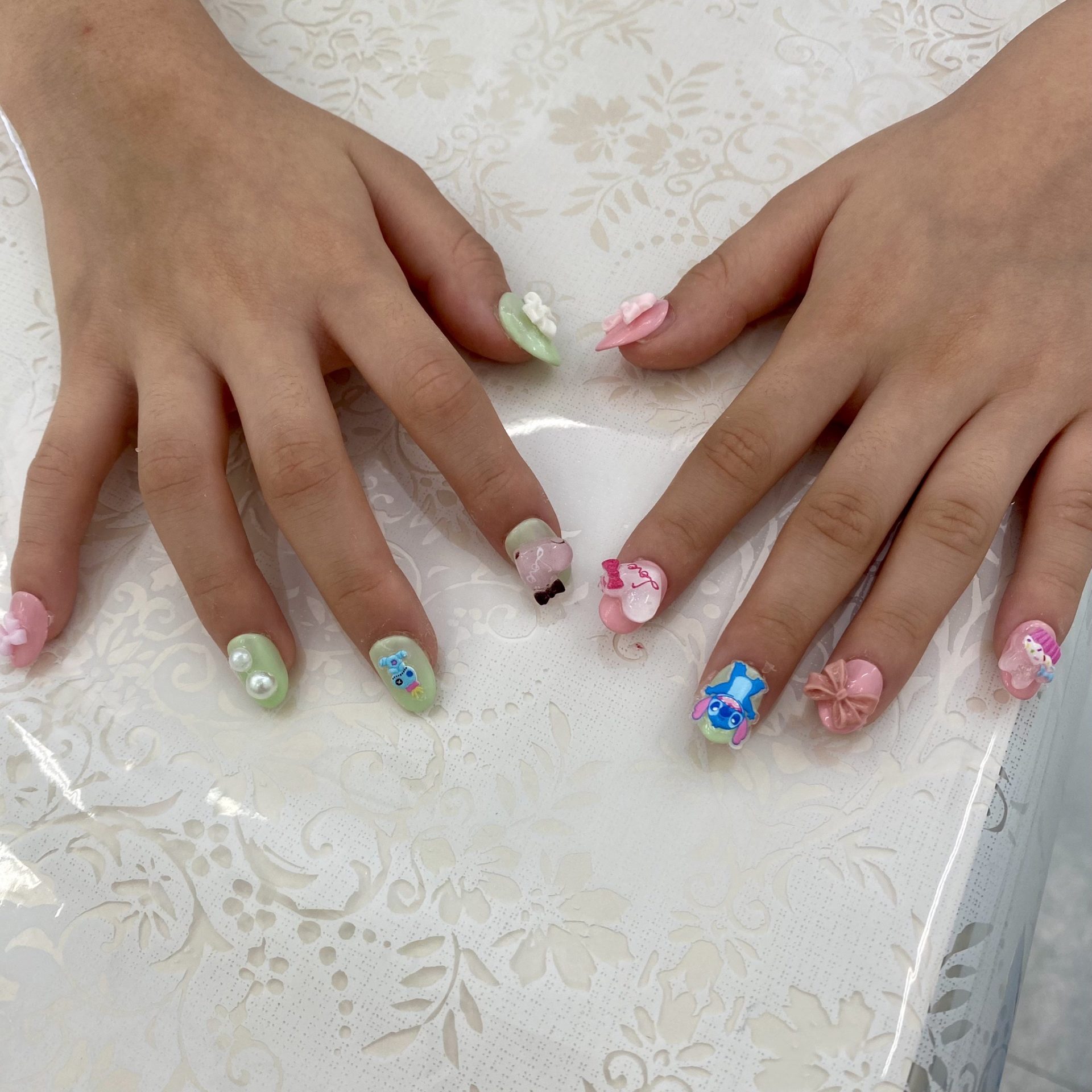 両手を出してネイルチップを付けた子ども