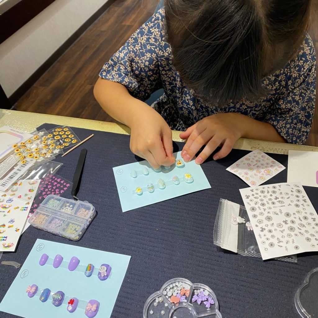 ネイルする女の子