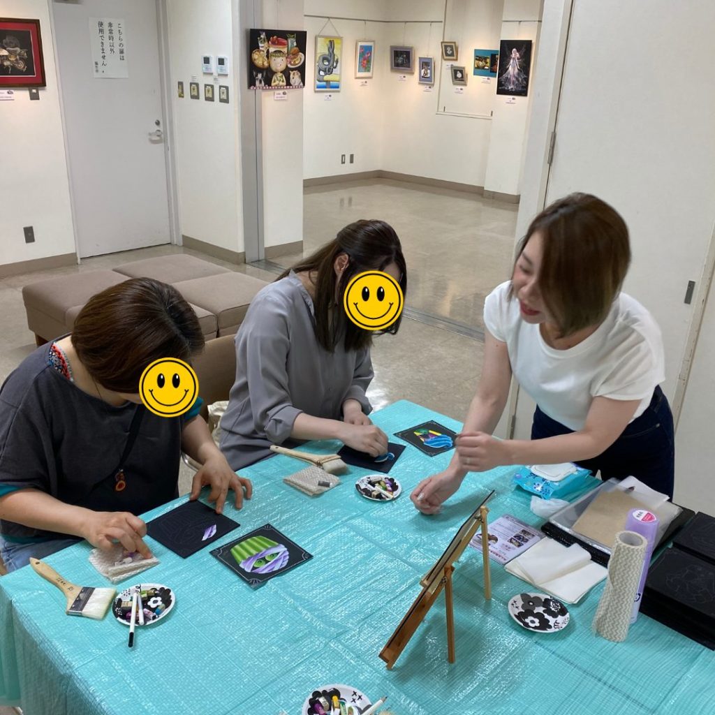 体験レッスンを受ける女性2人