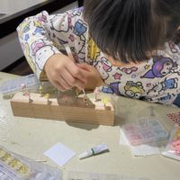 ネイルチップにアートをする女の子