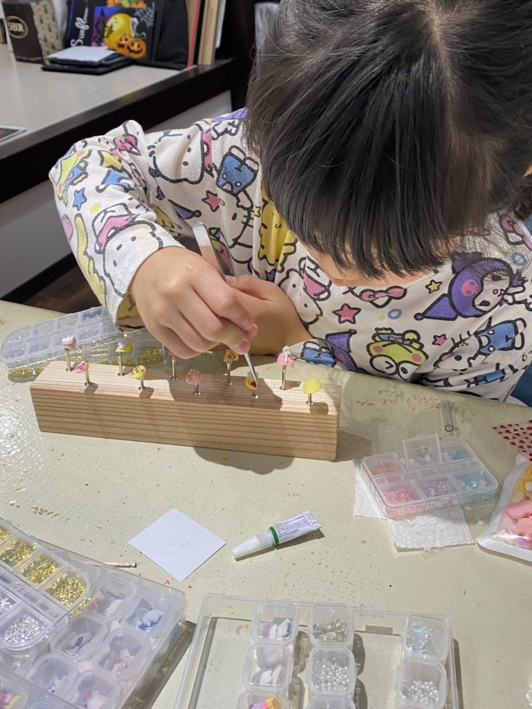 ネイルチップにアートをする女の子