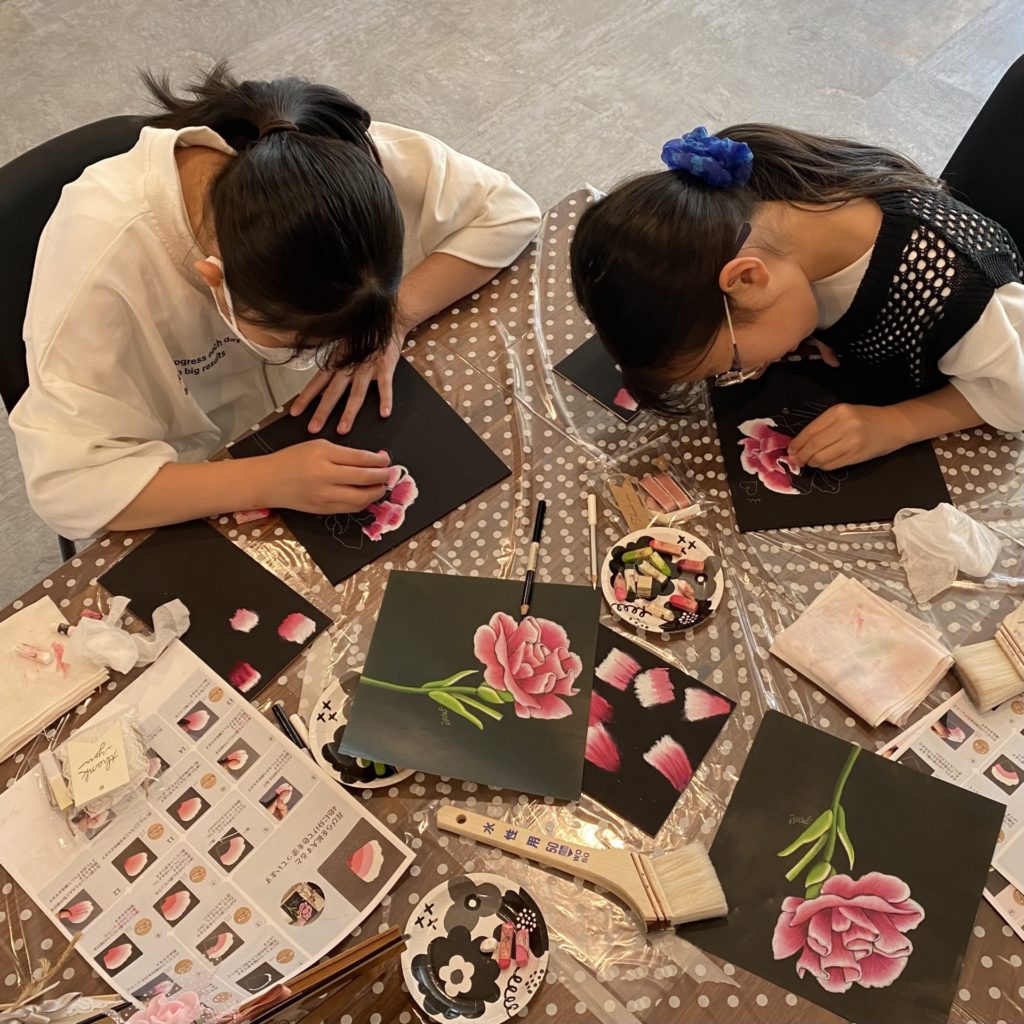 絵を描く2人の女の子