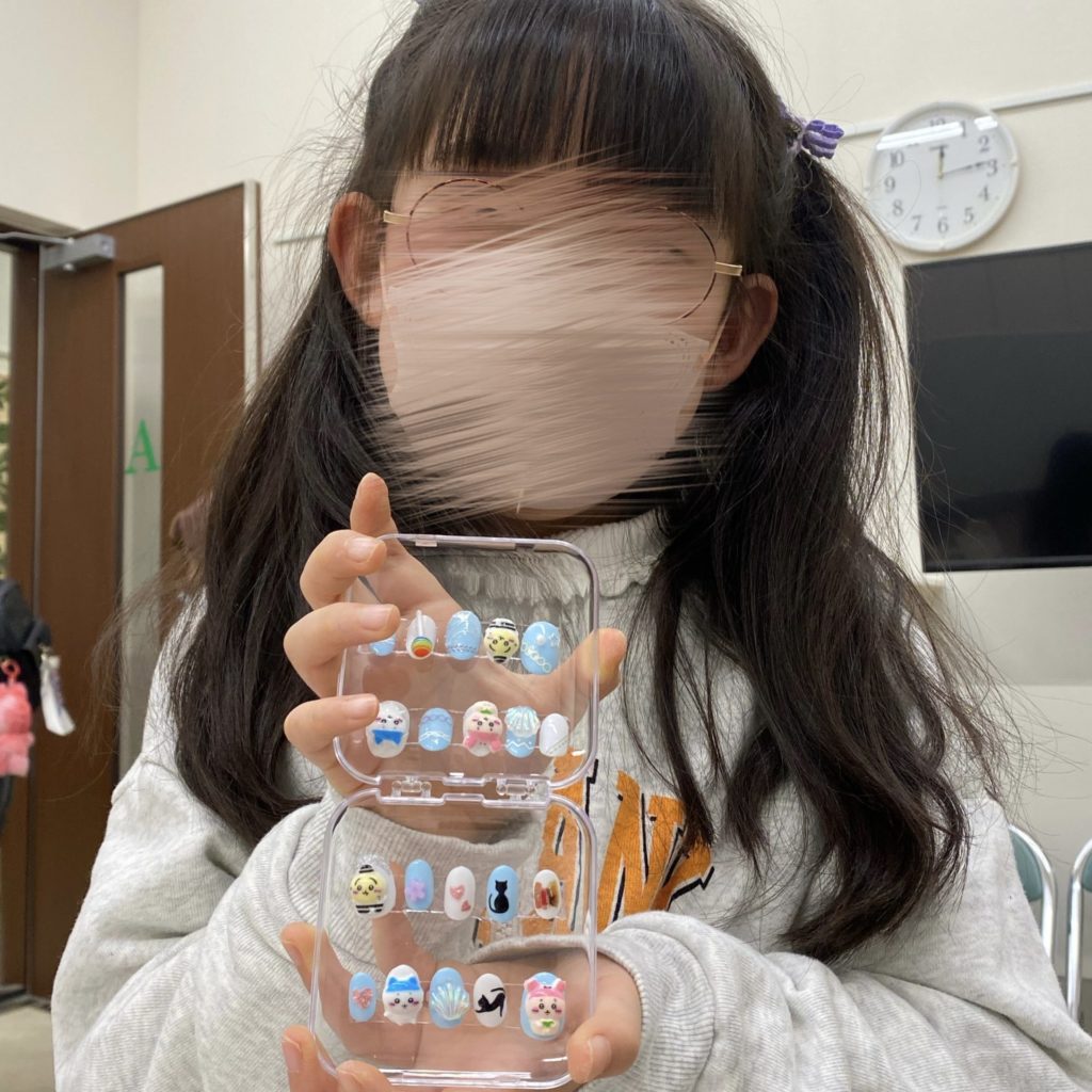 ネイルチップを持つ女の子