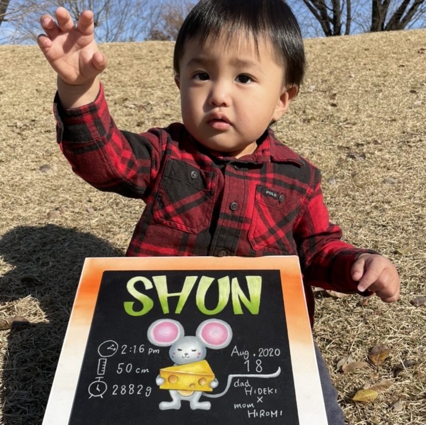 絵を持つ男の子