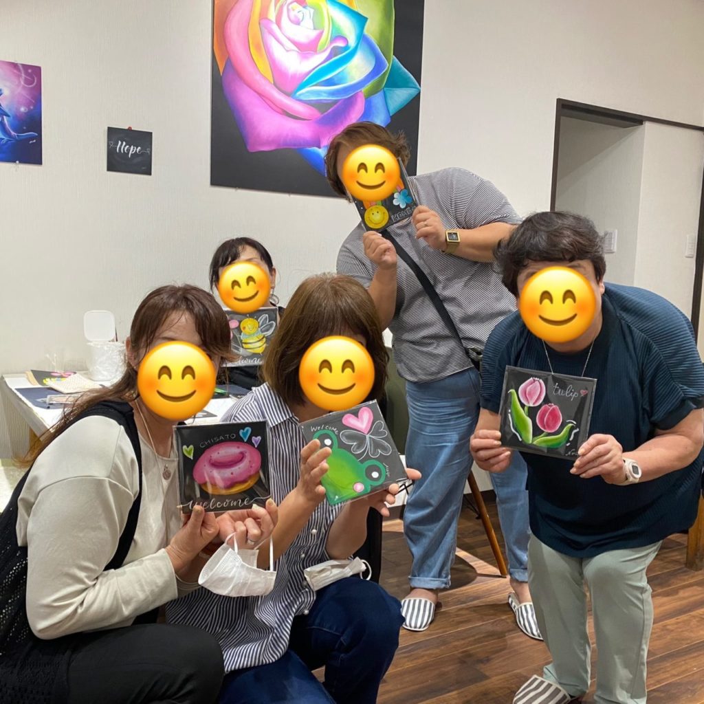 5人の並んだ女性