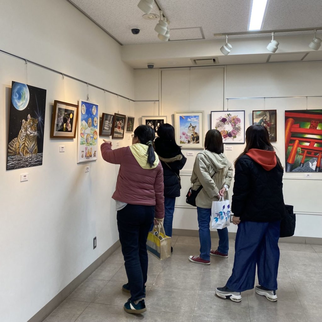 作品展を見る人たち