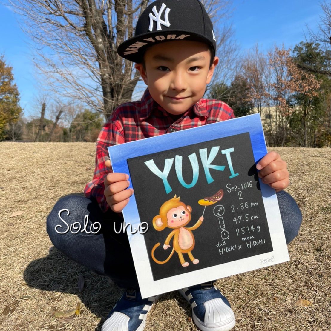 絵を持つ男の子