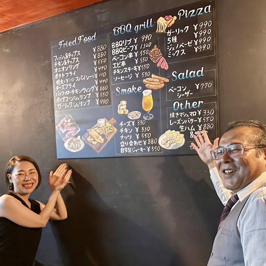 看板の前に立つ男性と女性