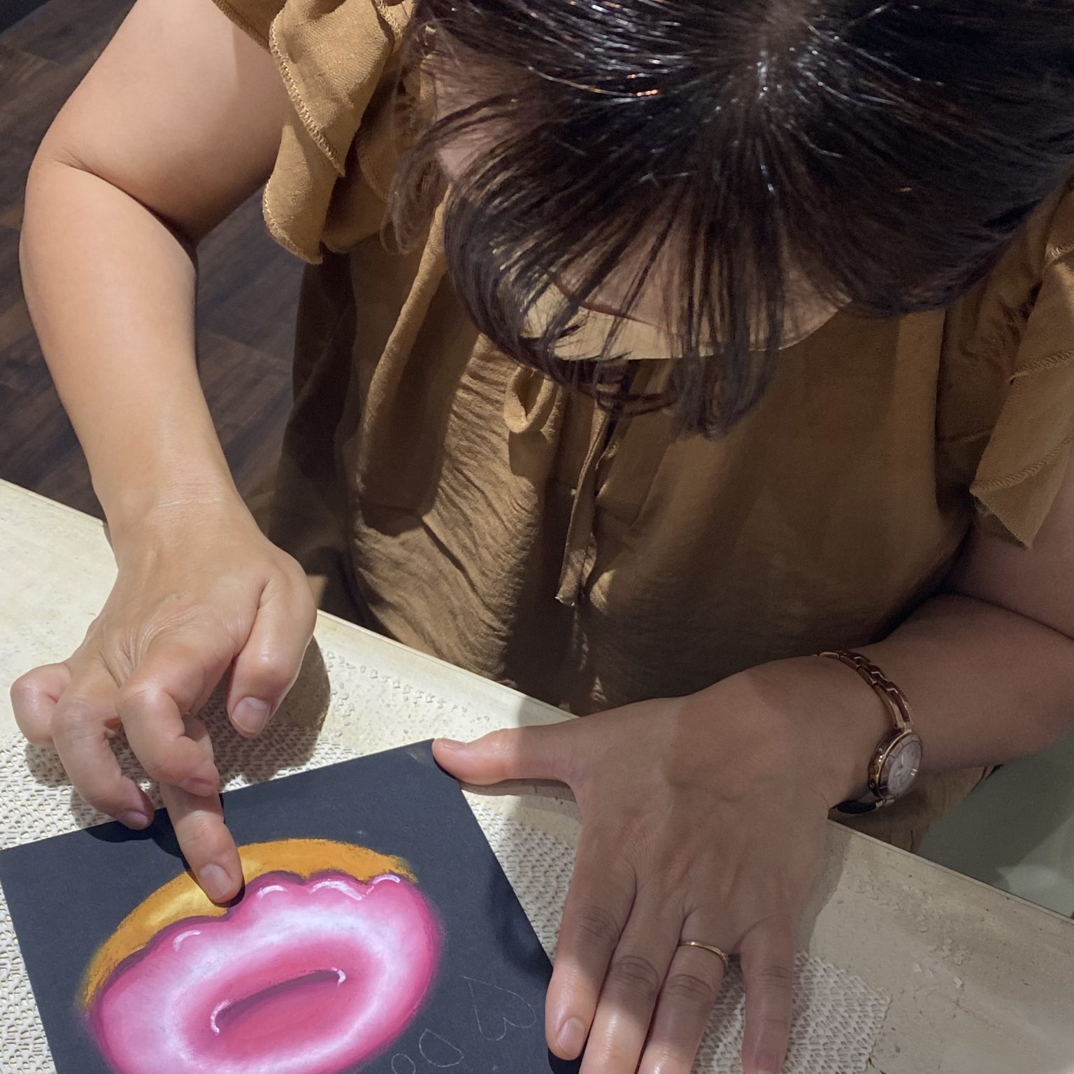 チョークアートの体験をする女性