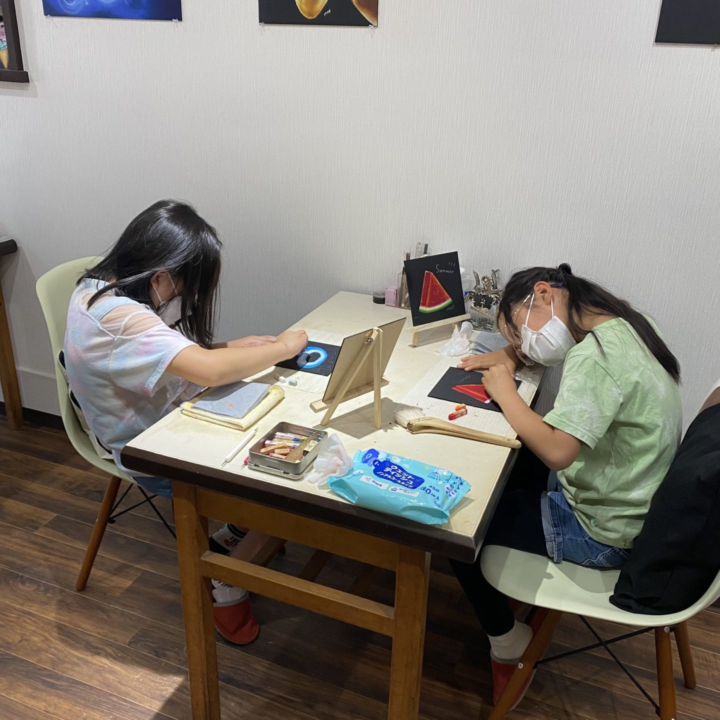 絵を描く２人の女の子