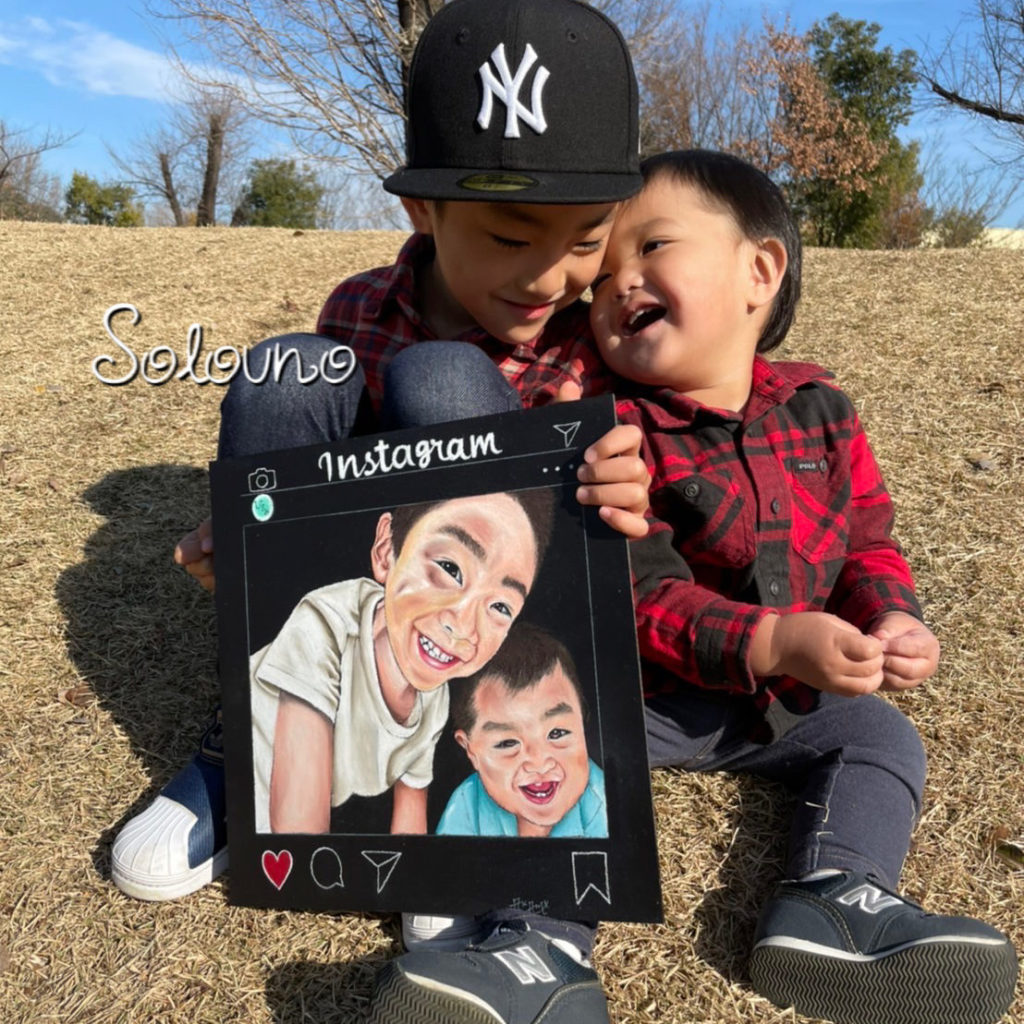 絵を持つ2人の男の子