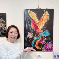 絵の紹介をする女性