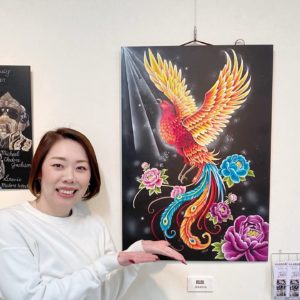 絵の紹介をする女性