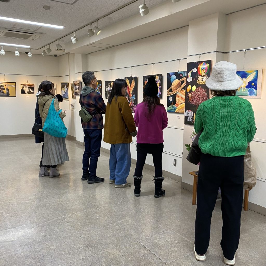 作品展を見る人たち