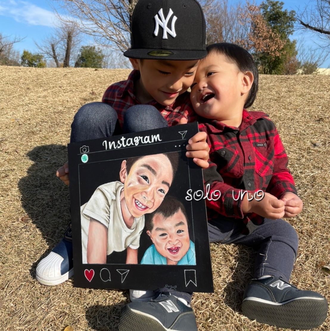 チョークアートの絵を持つ兄弟