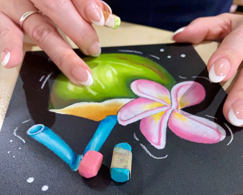 チョークアートを描いてる指先