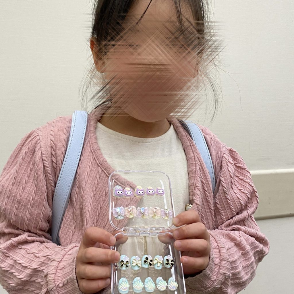 ネイルチップを持つ女の子