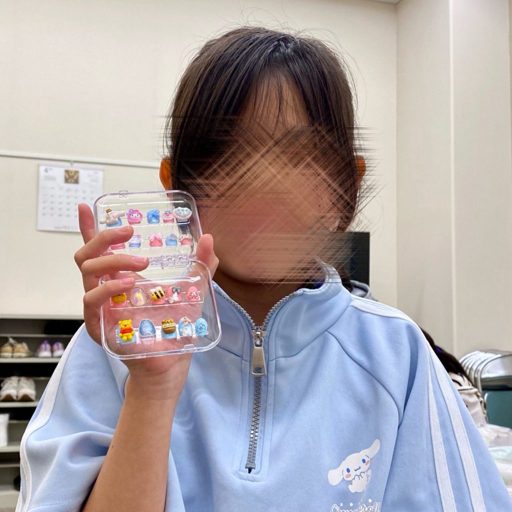 ネイルチップを持つ女の子