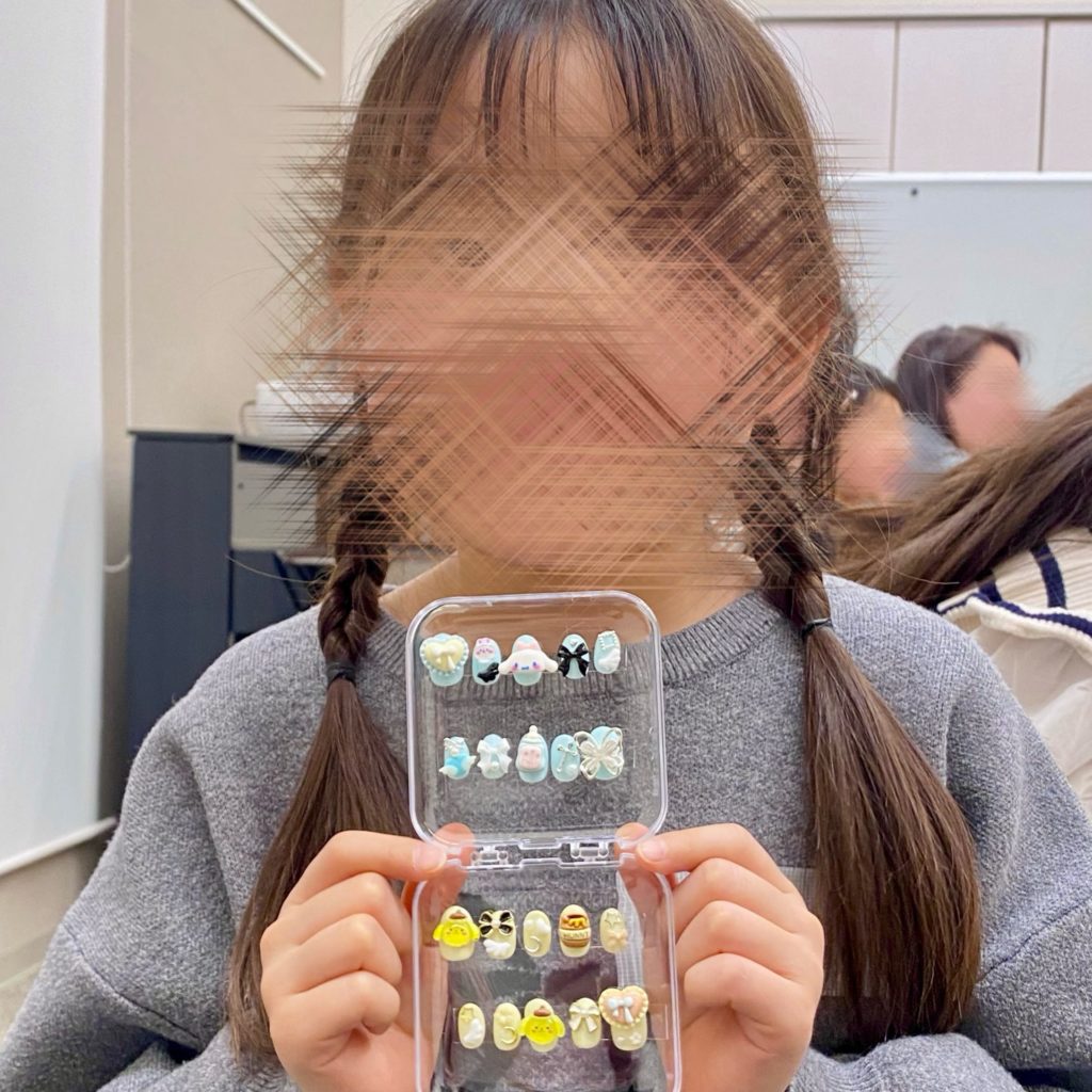 ネイルチップを持つ女の子