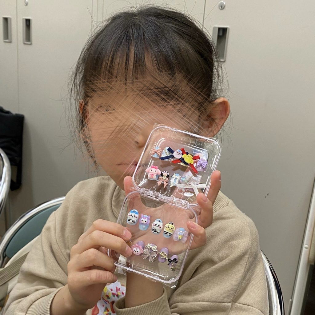 ネイルチップを持つ女の子