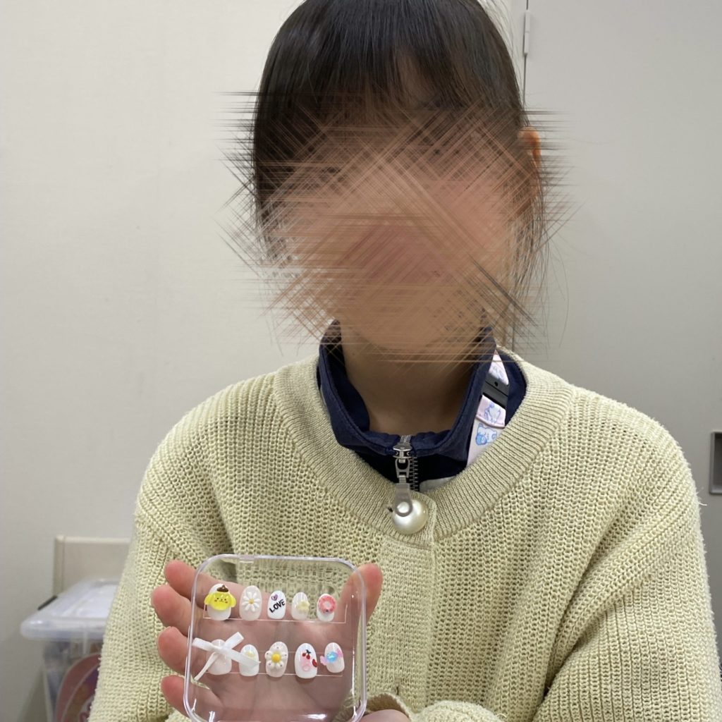 ネイルチップを持つ女の子