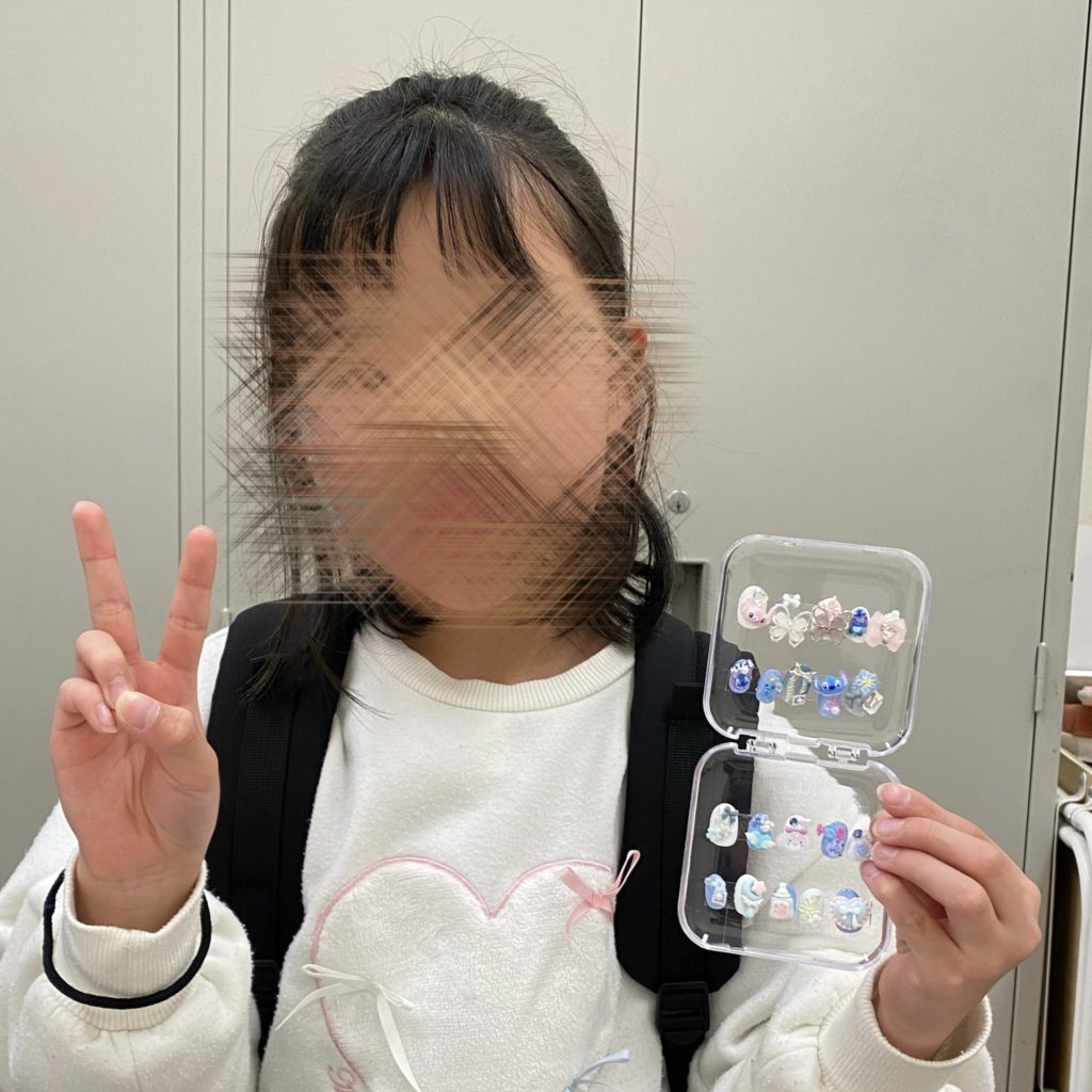 ネイルチップを持つ女の子