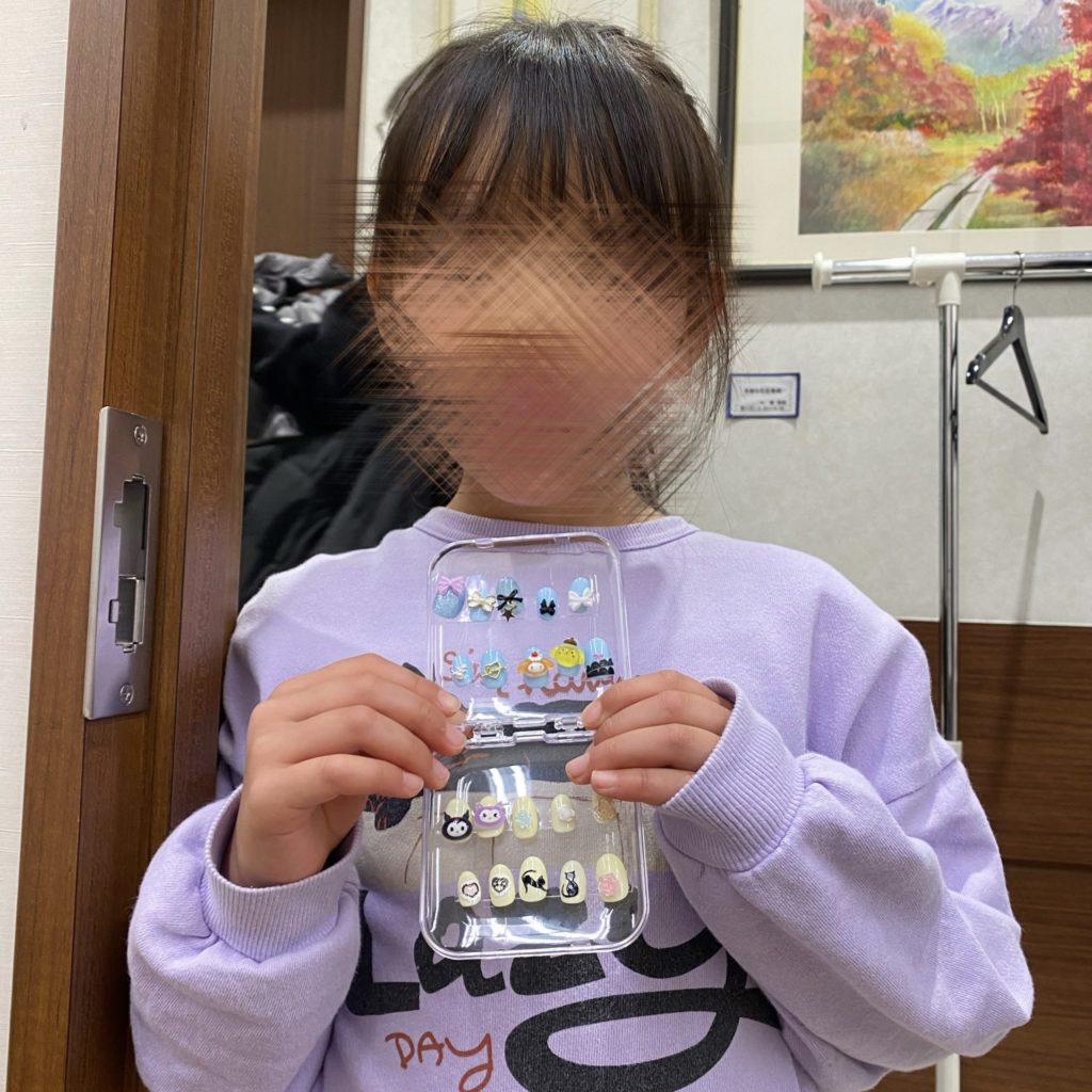 ネイルチップを持つ女の子