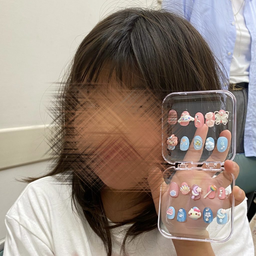 ネイルチップを持つ女の子