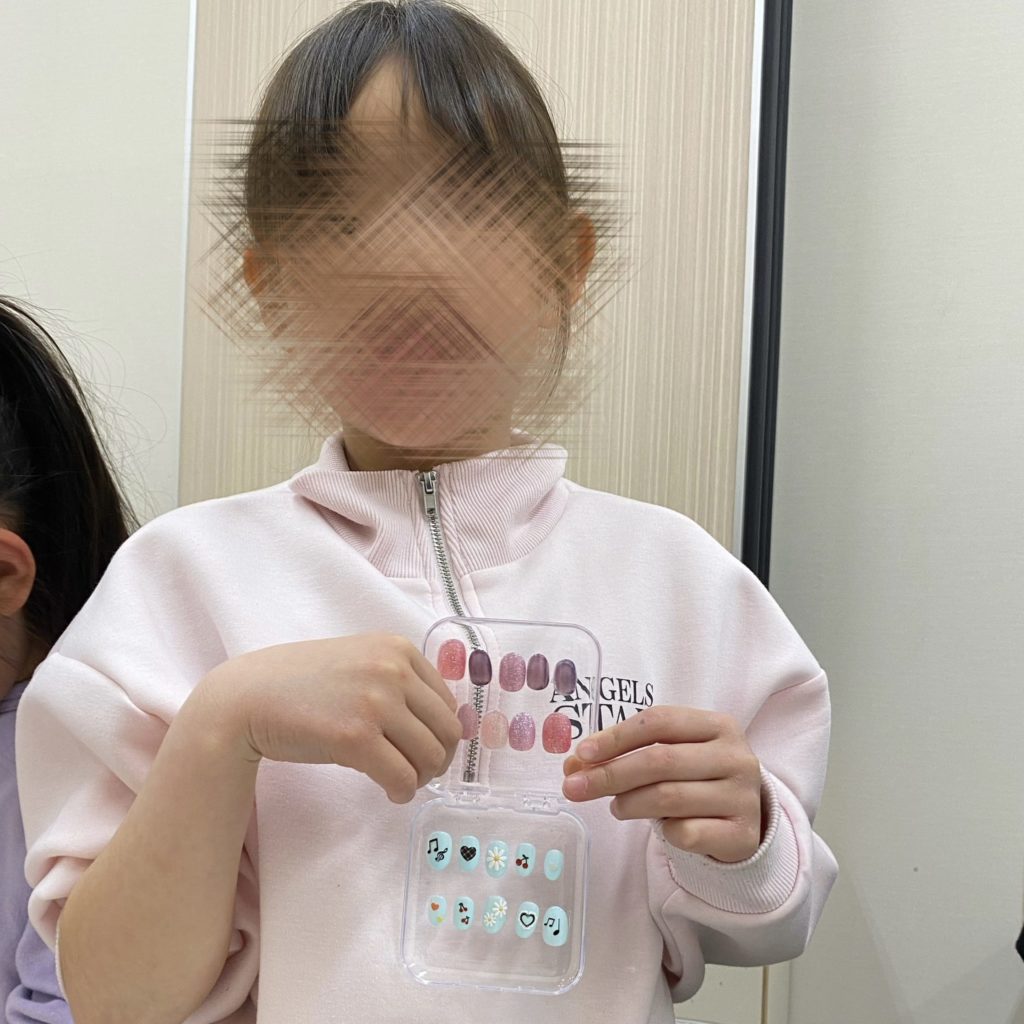 ネイルチップを持つ女の子