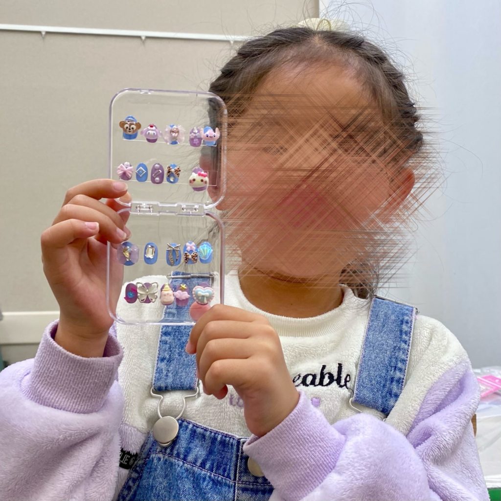 ネイルチップを持つ女の子