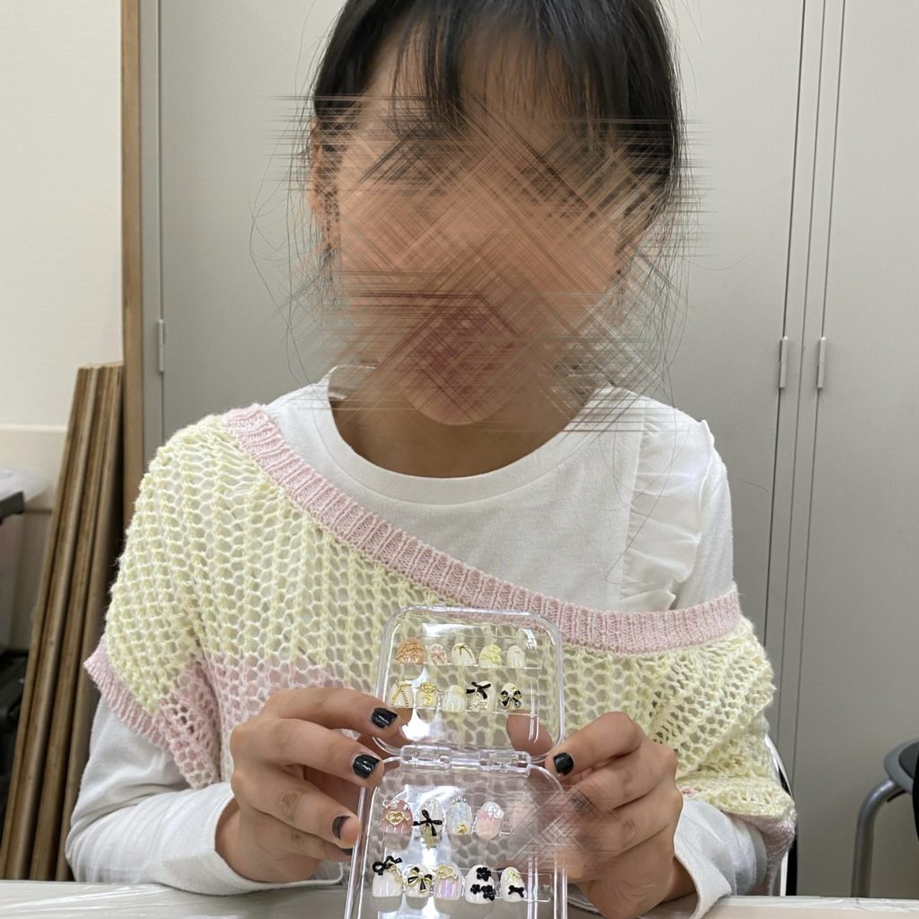 ネイルチップを持つ女の子