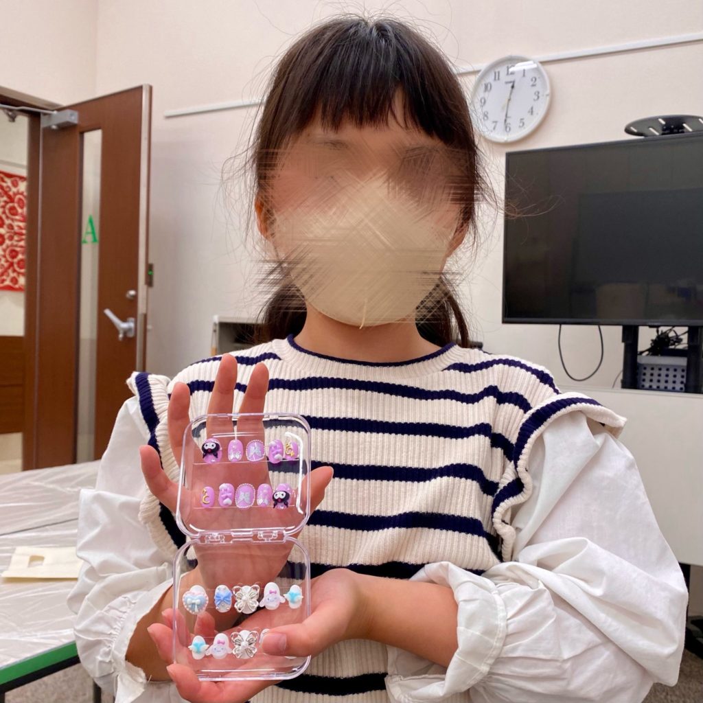 ネイルチップを持つ女の子