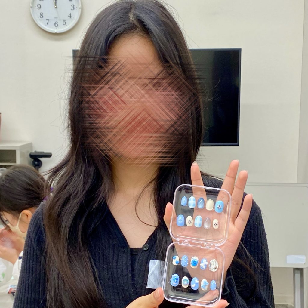 ネイルチップを持つ女の子