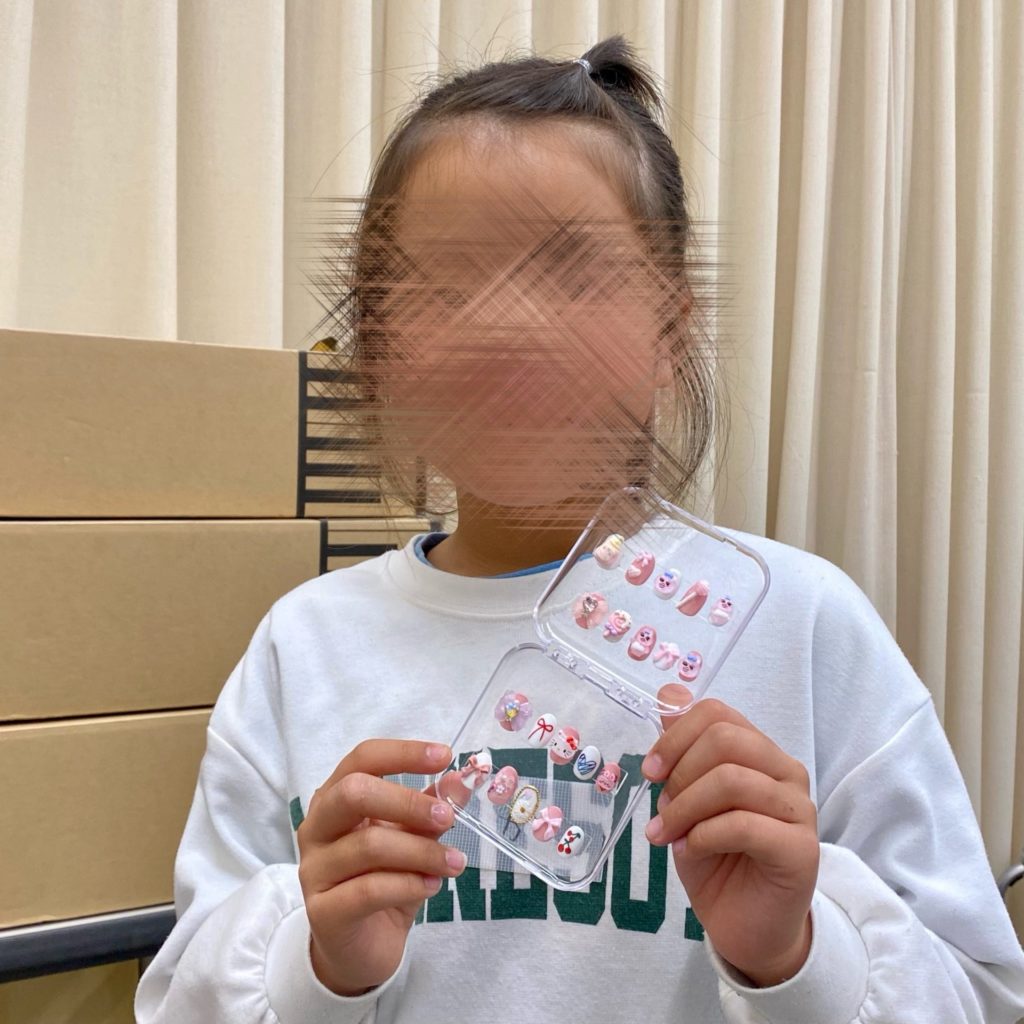 ネイルチップを持つ女の子